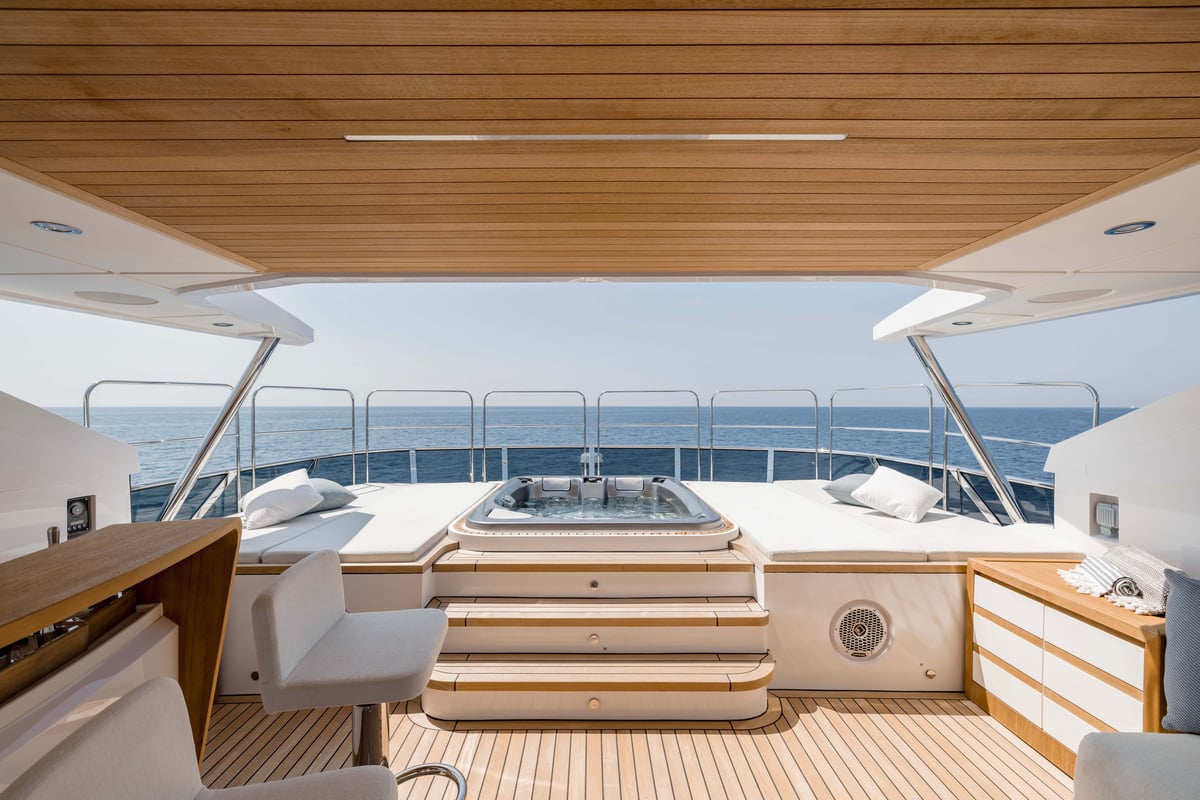 Majesty 120 - Sundeck 1